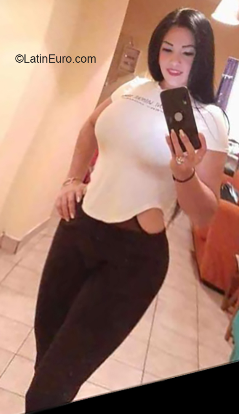 Date this nice looking Venezuela girl Jessica from Maracaibo VE2775