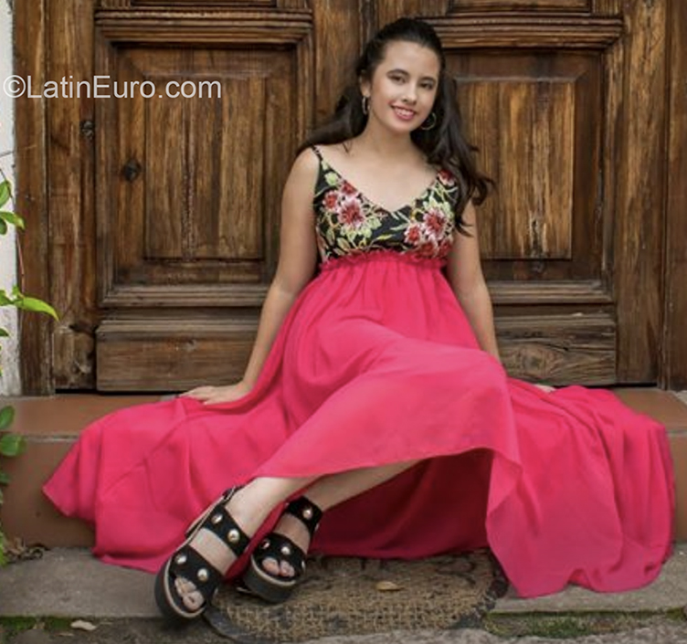 Date this pretty Argentina girl Giuli from Mendoza AR257