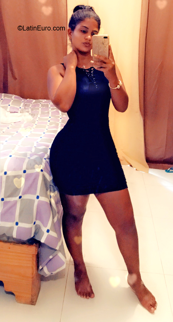 Date this beautiful Dominican Republic girl Laura from Santo Domingo DO36600