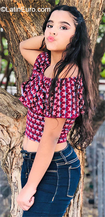 Date this exotic Venezuela girl Valentina from Maracaibo VE2835