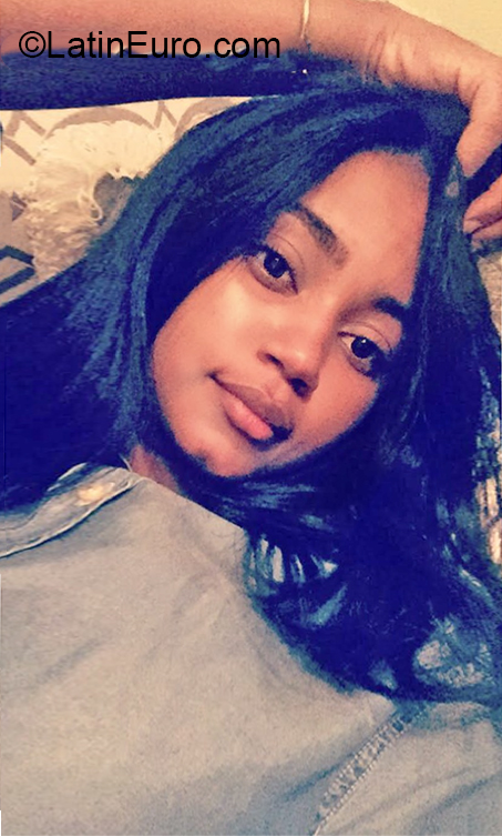 Date this hard body Dominican Republic girl Thalia from Santo Domingo DO36888