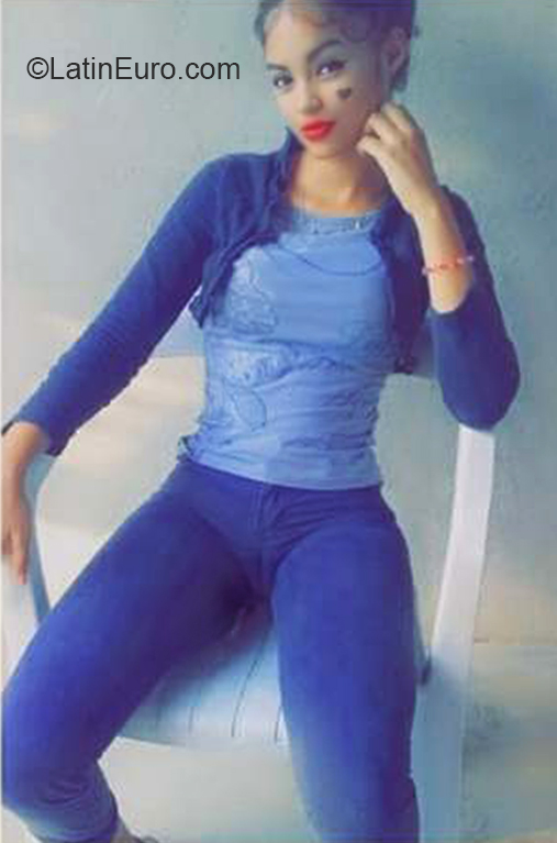 Date this sensual Dominican Republic girl Darlenis from La Vega DO36984