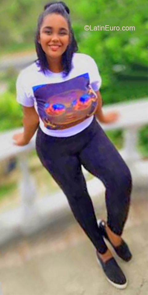 Date this foxy Dominican Republic girl Alexandra from Santiago DO36996