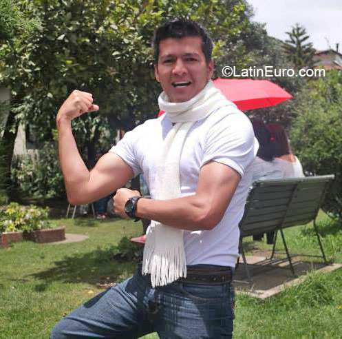 Date this tall Colombia man Manu from Bogota CO26530