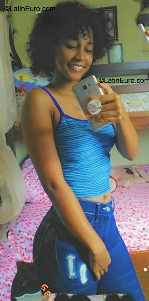 Date this happy Dominican Republic girl Smailin from Santo Domingo DO37034