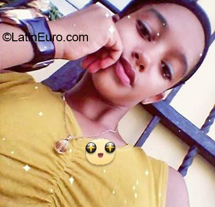 Date this happy Dominican Republic girl Genesis from Santo Domingo DO37041