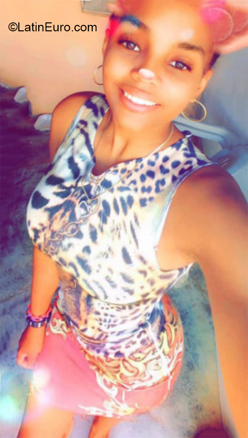 Date this hard body Dominican Republic girl Yedrynathali from Santo Domingo DO37043