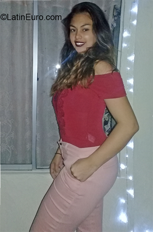 Date this hot Colombia girl Paola from Barranquilla CO26616