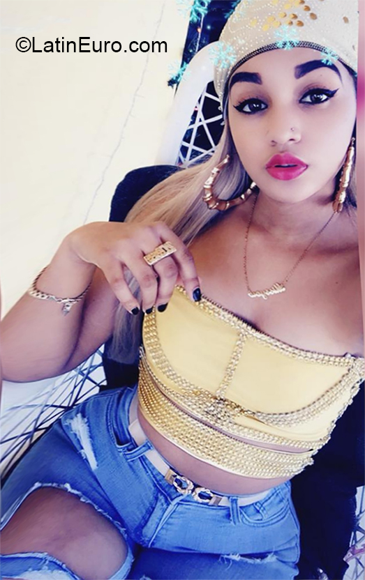 Date this stunning Dominican Republic girl Genesis from Santo Domingo DO37301