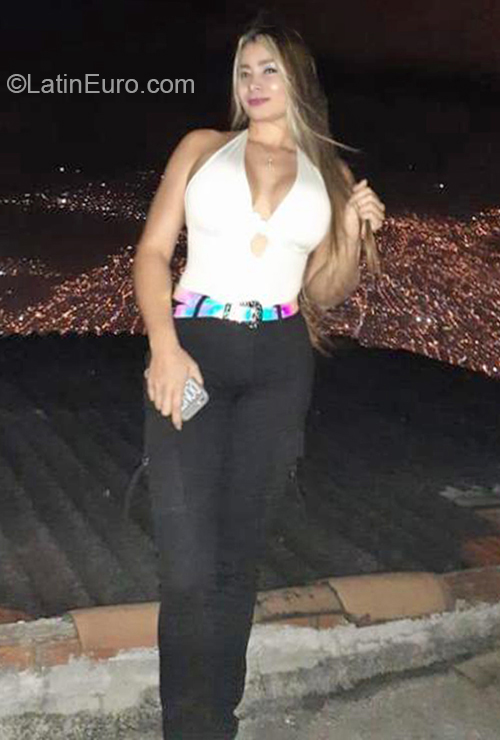 Date this attractive Colombia girl Yenni from Medellin CO26743