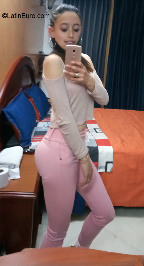 Date this stunning Colombia girl Steffany from Bogota CO26807