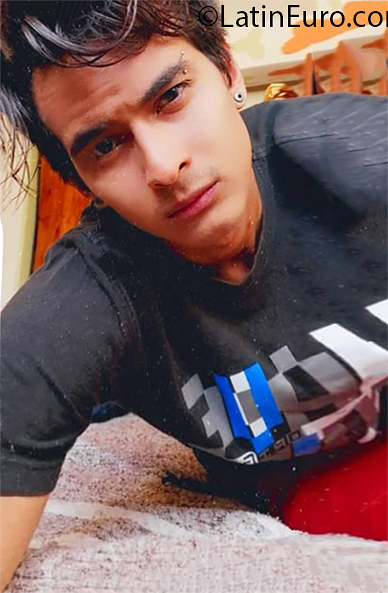 Date this gorgeous Venezuela man Victor from Caracas VE3028