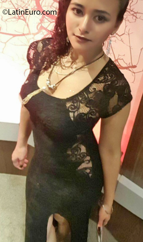 Date this attractive Colombia girl Patricia from Bogota CO27341