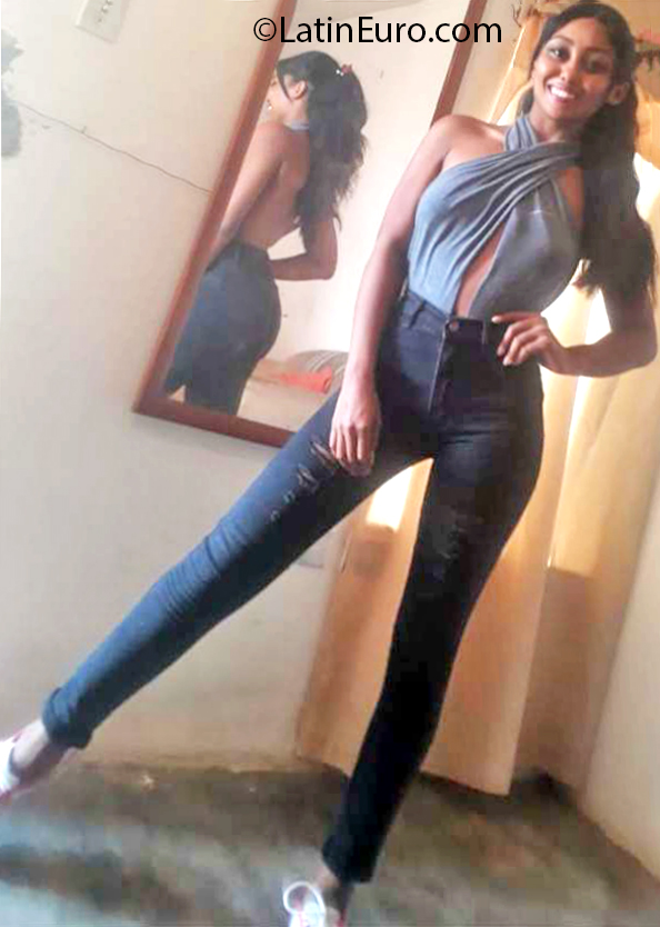 Date this beautiful Venezuela girl Paola from Caracas VE3064