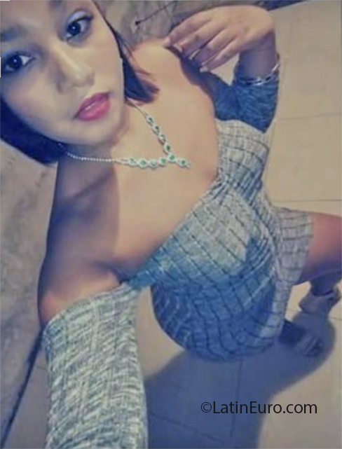 Date this sultry Dominican Republic girl Yokari from Santo Domingo DO37705