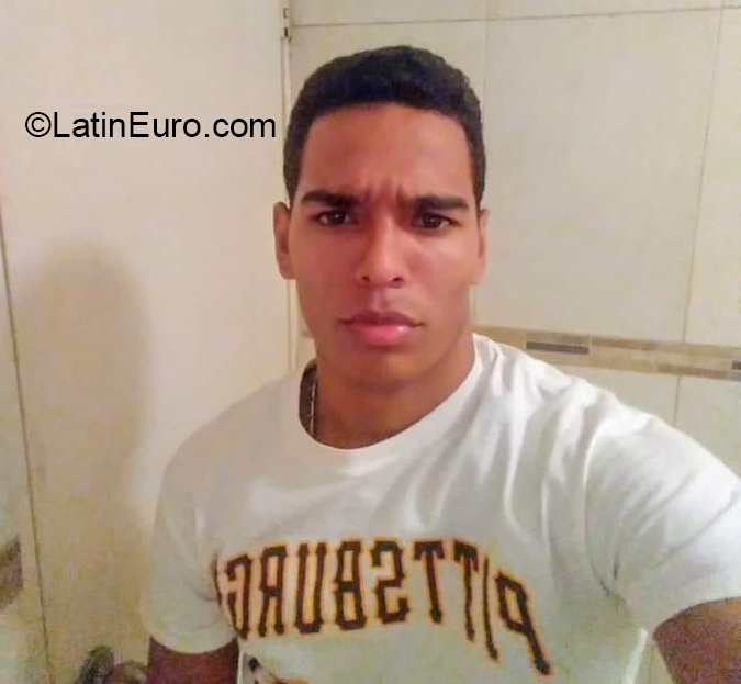 Date this gorgeous Venezuela man Antonio from Caracas VE3157