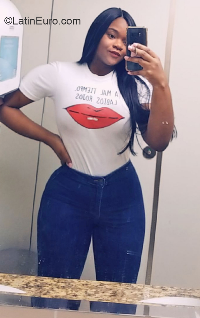 Date this voluptuous Dominican Republic girl Patricia from Santo Domingo DO38067