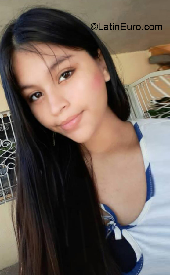 Date this foxy Venezuela girl Esthefany from San Fernando de Apure VE3177