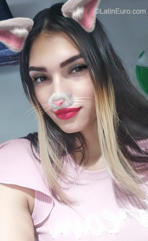 Date this nice looking Colombia girl Jazmin from Pereira CO27305