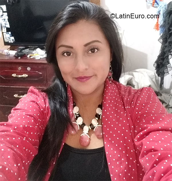 Date this pretty Ecuador girl Beatriz from Quito EC495