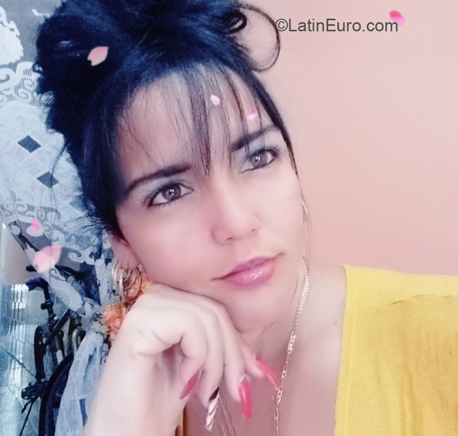 Date this attractive Cuba girl Mara from Camaguey CU684