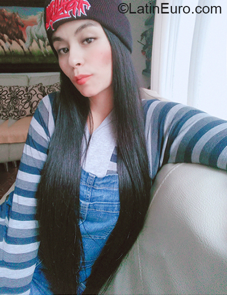 Date this good-looking Colombia girl Andrea from Bogota CO27716