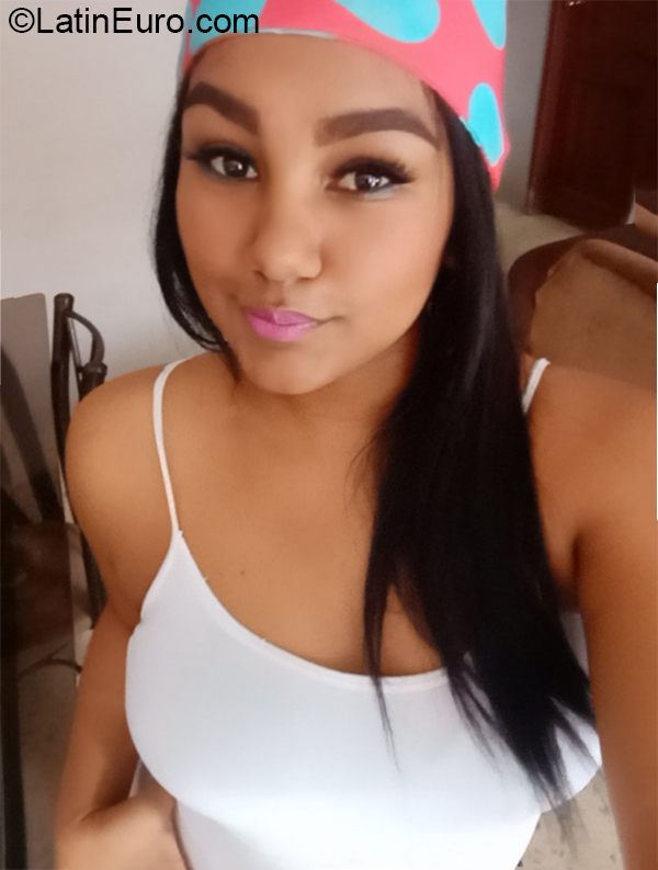 Date this lovely Ecuador girl Daniela from Guayaquil EC550