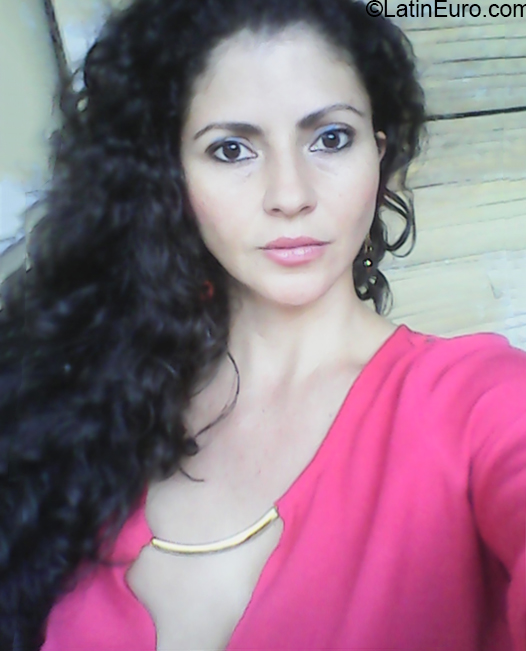 Date this good-looking Colombia girl Bianca from Armenia CO27942