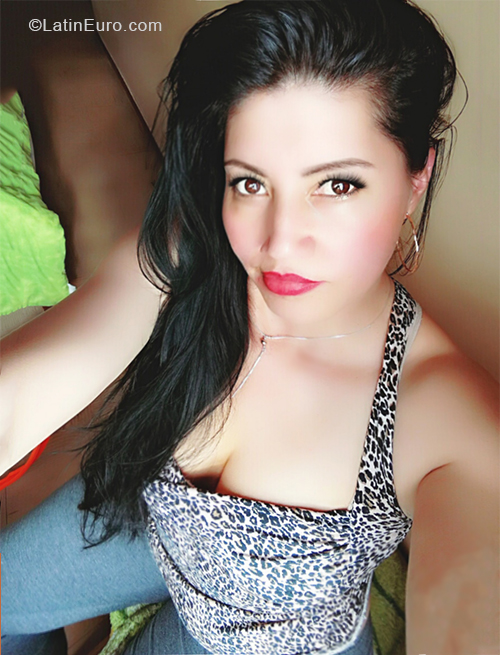 Date this young Colombia girl Lucy from Bogota CO28193