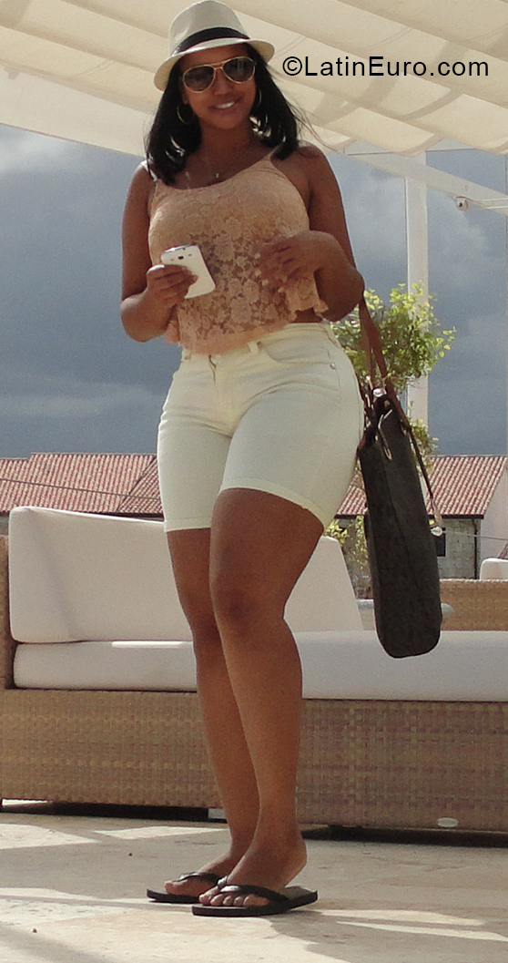Date this tall Dominican Republic girl Yen from Santo Domingo DO38573