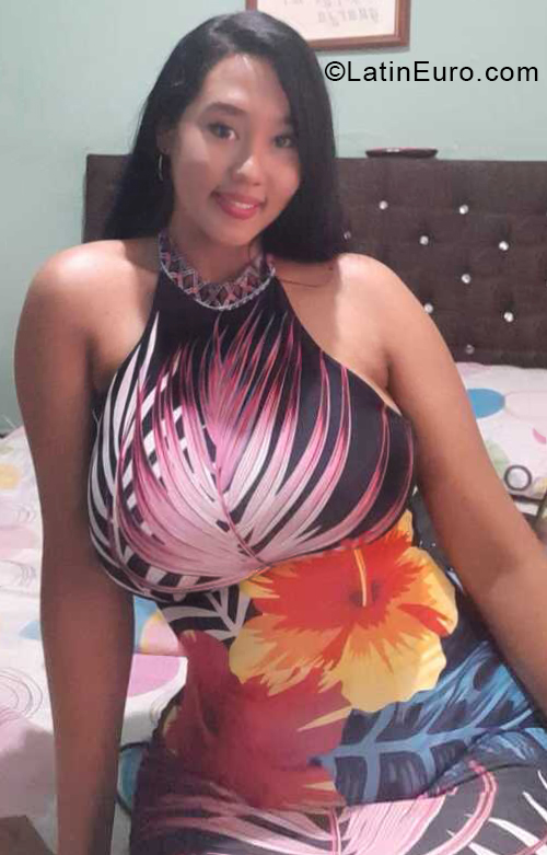 Date this voluptuous Colombia girl Camila from Cali CO28354