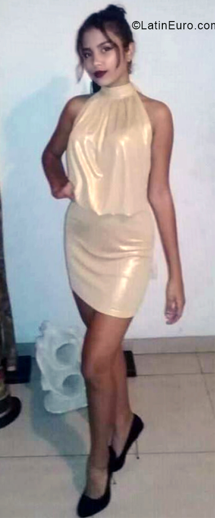 Date this nice looking Venezuela girl Vanessa from Valencia VE3407