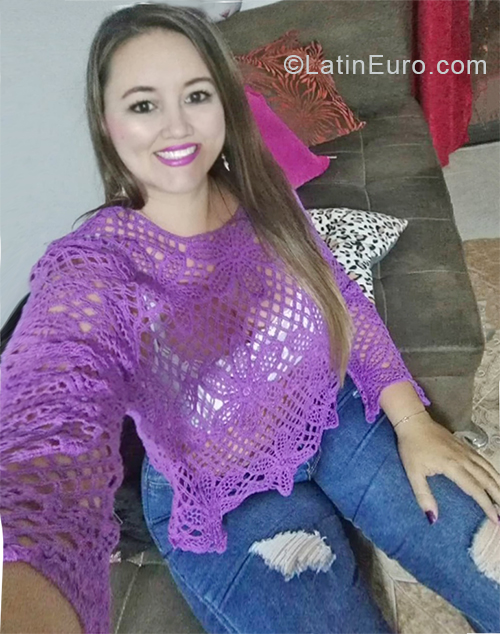 Date this nice looking Colombia girl Marcela from Cali CO28310