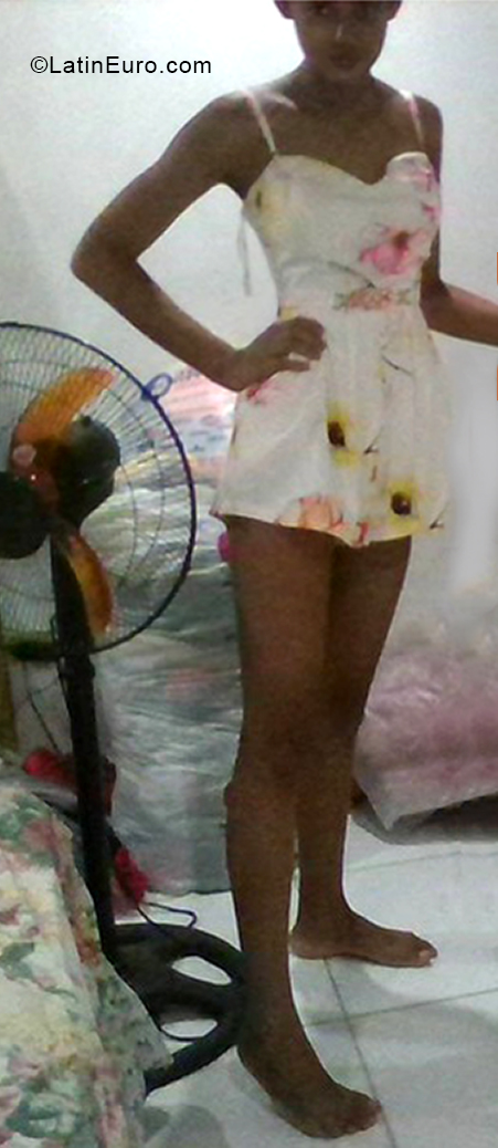 Date this charming Dominican Republic girl Escarlett from Santo Domingo DO38616