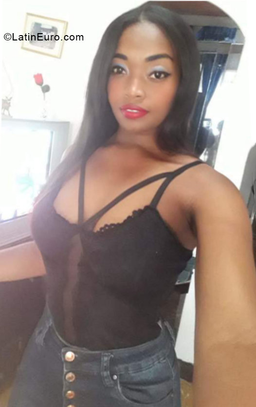 Date this exotic Colombia girl Johana from Cali CO28359