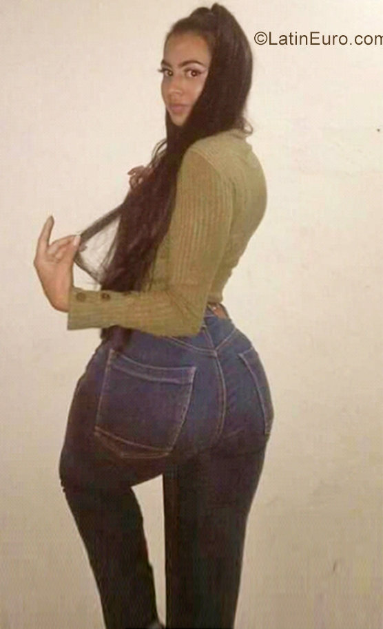 Date this foxy Colombia girl Dayana from Medellin CO28940