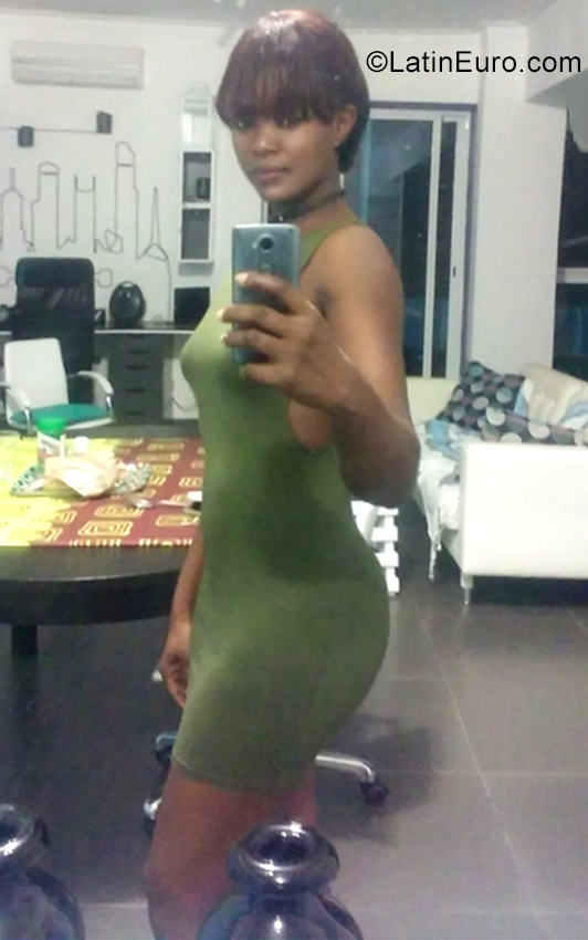 Date this athletic Dominican Republic girl Roseline from Santo Domingo DO39033