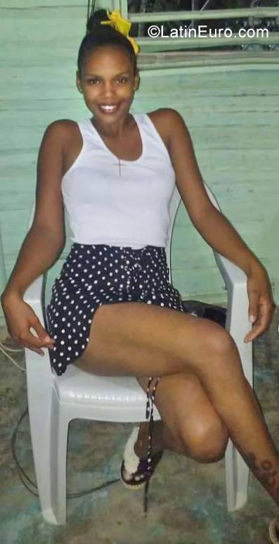 Date this nice looking Dominican Republic girl Yona from Santo Domingo DO39100