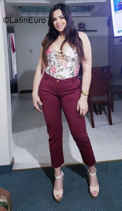 Date this attractive Colombia girl Mara from Bogota CO29213