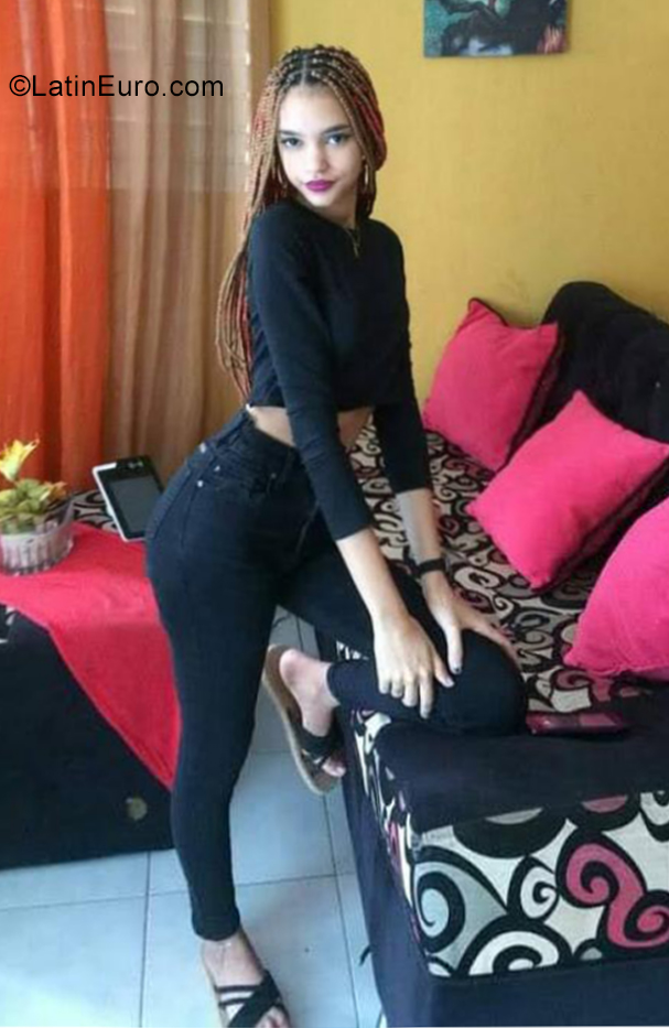 Date this voluptuous Dominican Republic girl Aivi from Santo Domingo DO39360