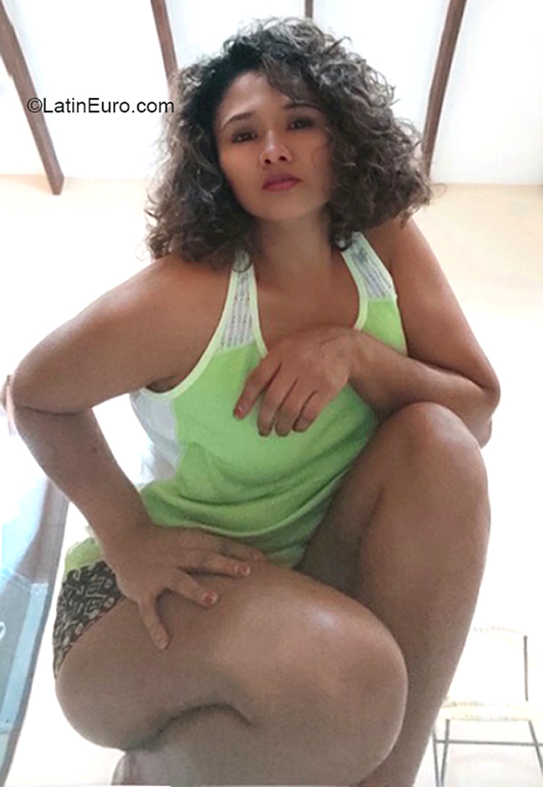 Date this voluptuous Bolivia girl Gloria from Santa Cruz BO112