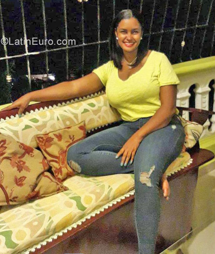 Date this nice looking Dominican Republic girl ANA from Cualquier Lugar DO39483