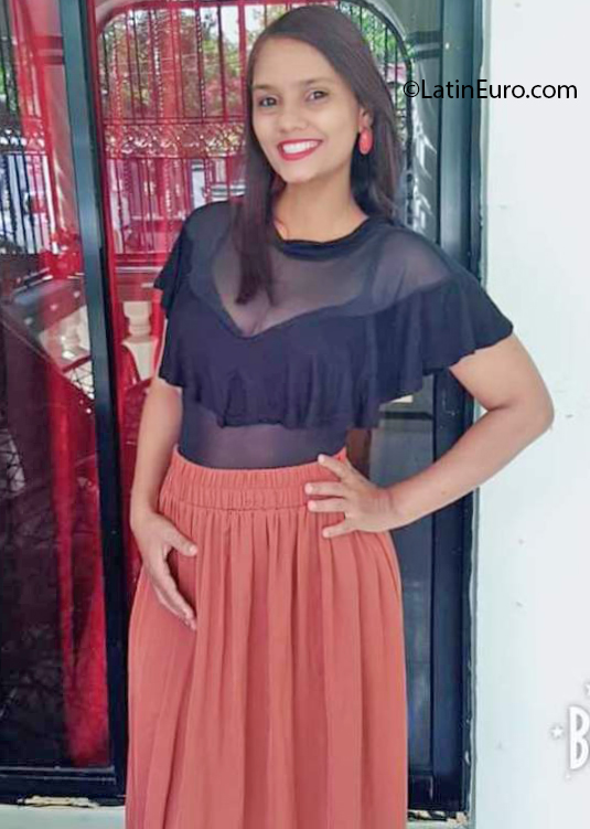 Date this nice looking Dominican Republic girl Yufy from Cotui DO39626