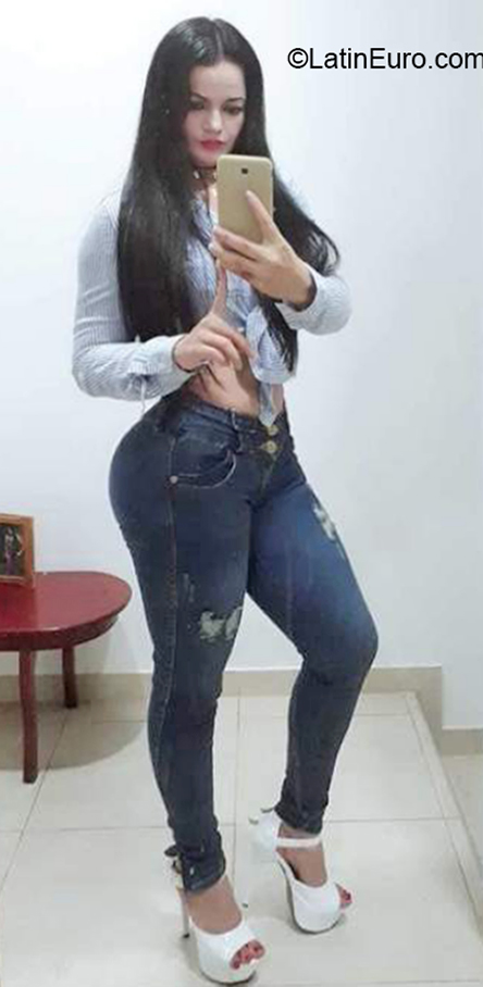 Date this sultry Colombia girl Aura from Palmira CO30181