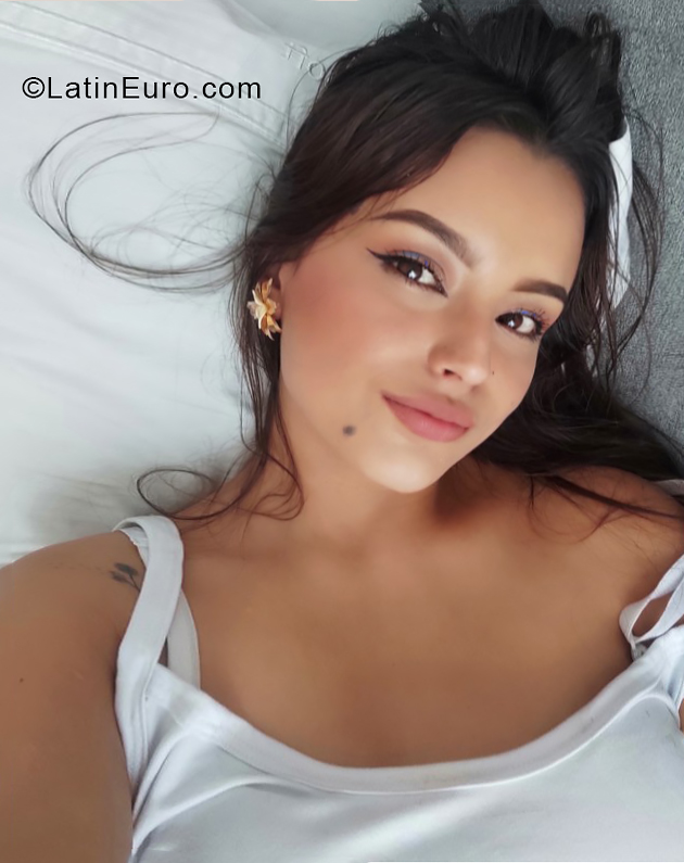 Date this funny Colombia girl Antonella from  CO30115
