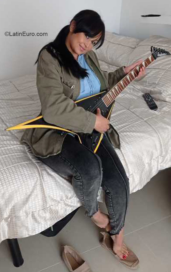 Date this hard body Spain girl Aura from Barcelona ES627