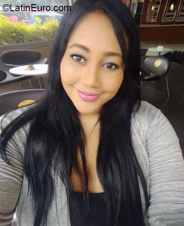 Date this lovely Colombia girl Lorelay from Bogota CO30251