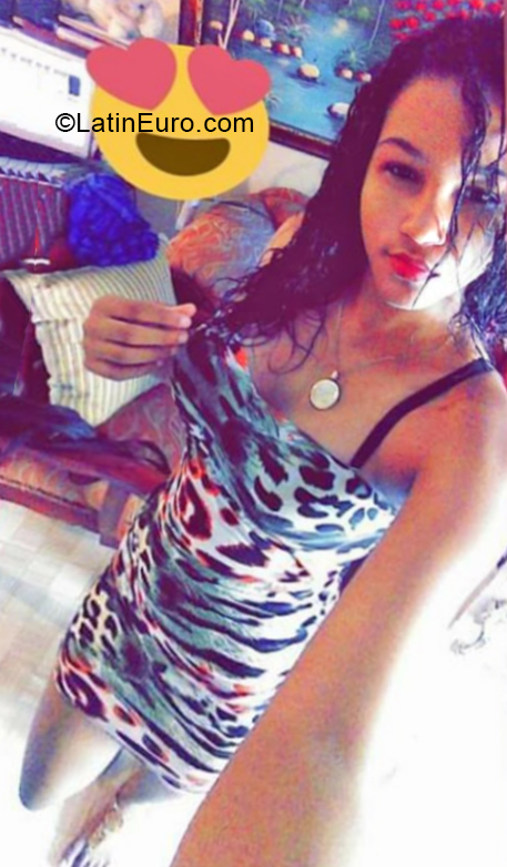 Date this happy Dominican Republic girl Kasmir from Santo Domingo DO39893