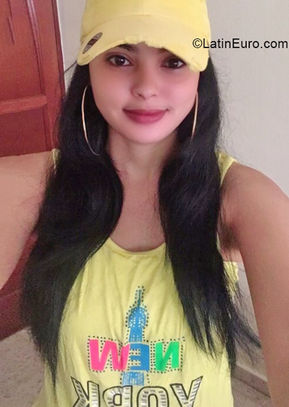 Date this nice looking Dominican Republic girl Rosana from Bonao DO39977