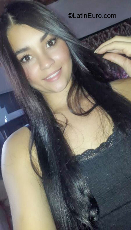 Date this nice looking Colombia girl Paola from Pereira CO30516